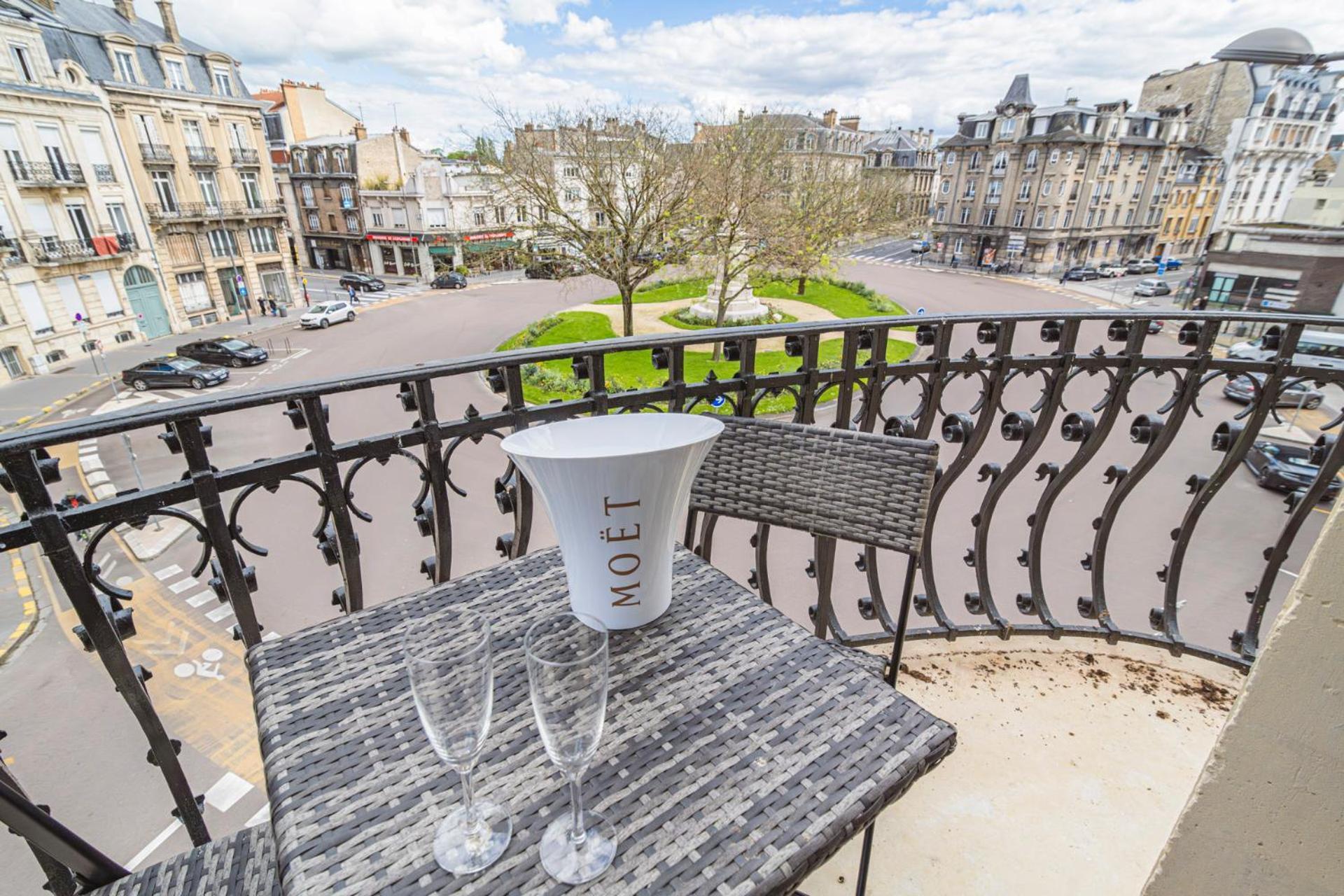 Apartment Aux Clefs Des Sacres - Aristide Briand *